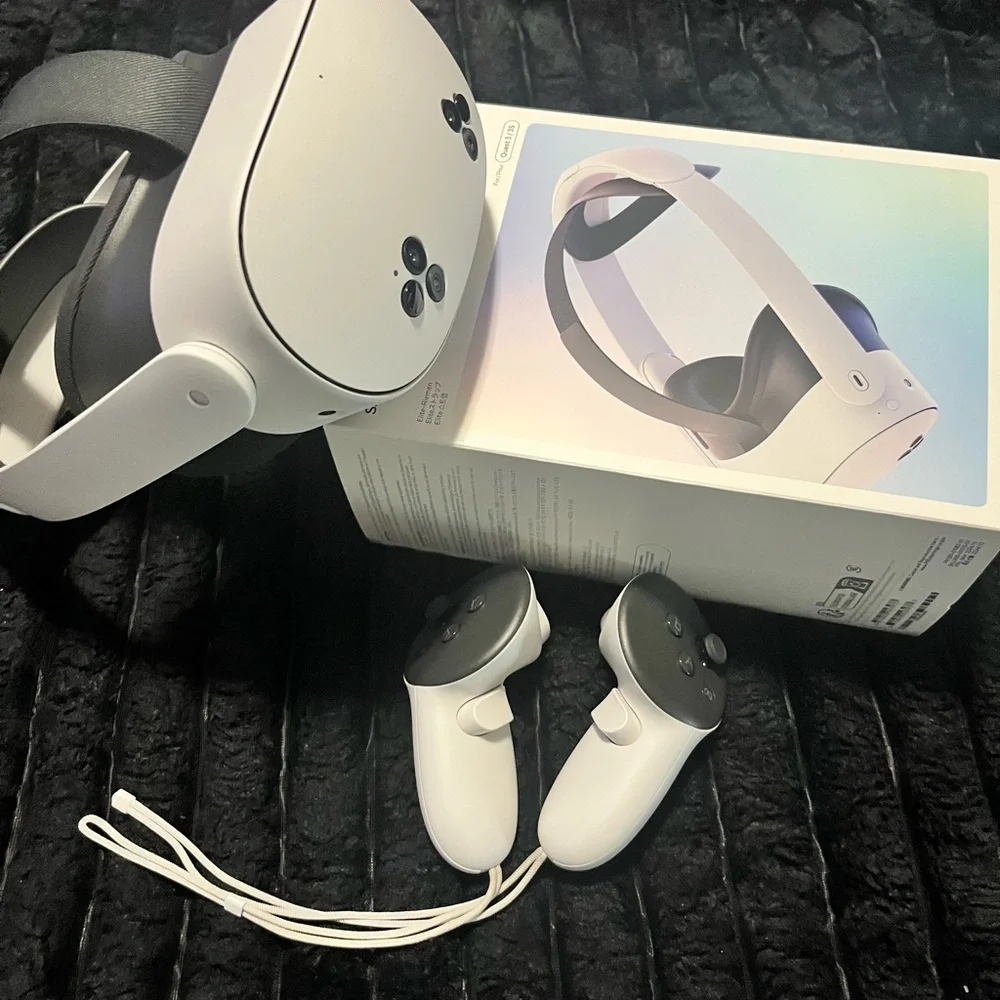 White Standalone VR Headset